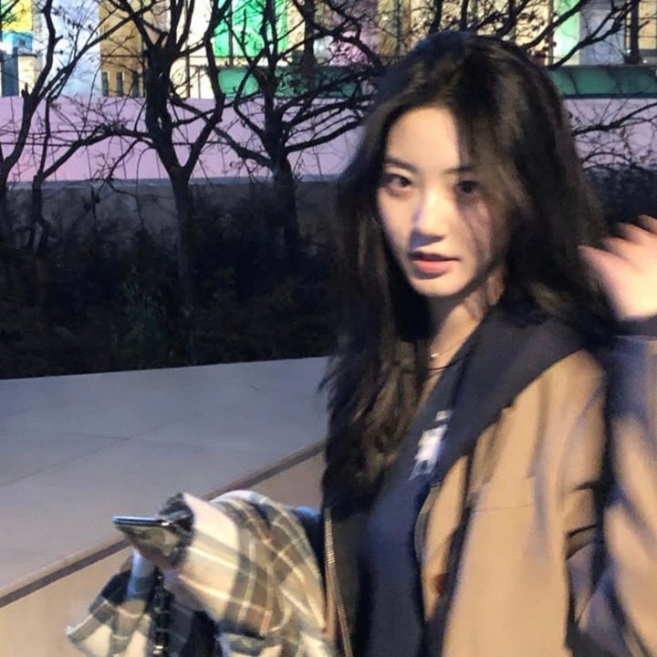 小鬼头上的女人